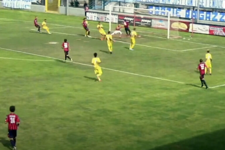 Mille spettatori festeggiano i Biancazzurri per la permanenza in Serie D nonostante la sconfitta Mille spettatori festeggiano i Biancazzurri per la permanenza in Serie D nonostante la sconfitta - Osservatorio Fasano