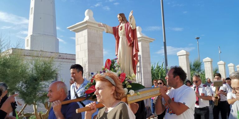 La traslazione dell’effigie del Sacro Cuore di Gesù da il via alla festa di Torre Canne - Osservatorio Fasano