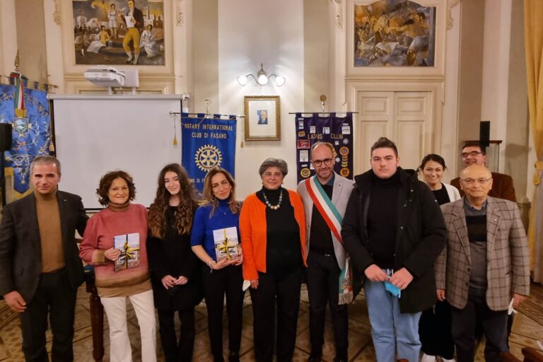 Consegnate le borse di studio destinate dal ricavato della vendita del libro ‘Savelletri’ Consegnate le borse di studio destinate dal ricavato della vendita del libro 'Savelletri' - Osservatorio Fasano