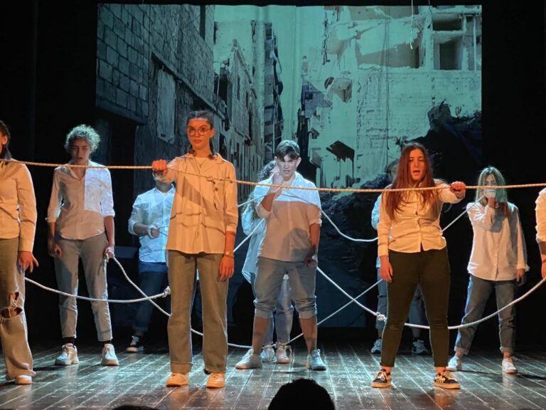 Ottima prova della Compagnia Salvè al Teatro Sociale con «La legge del fuoco» Ottima prova della Compagnia Salvè al Teatro Sociale con «La legge del fuoco» - Osservatorio Fasano