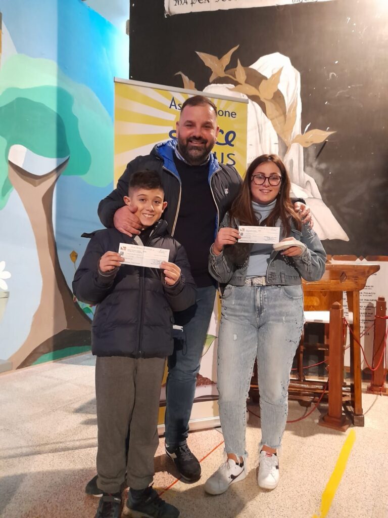 Consegna Borse di studio a figli di operai, braccianti agricoli e lavoratori da parte dell’Associazione Onlus Luce Consegna Borse di studio a figli di operai, braccianti agricoli e lavoratori da parte dell’Associazione Onlus Luce - Osservatorio Fasano