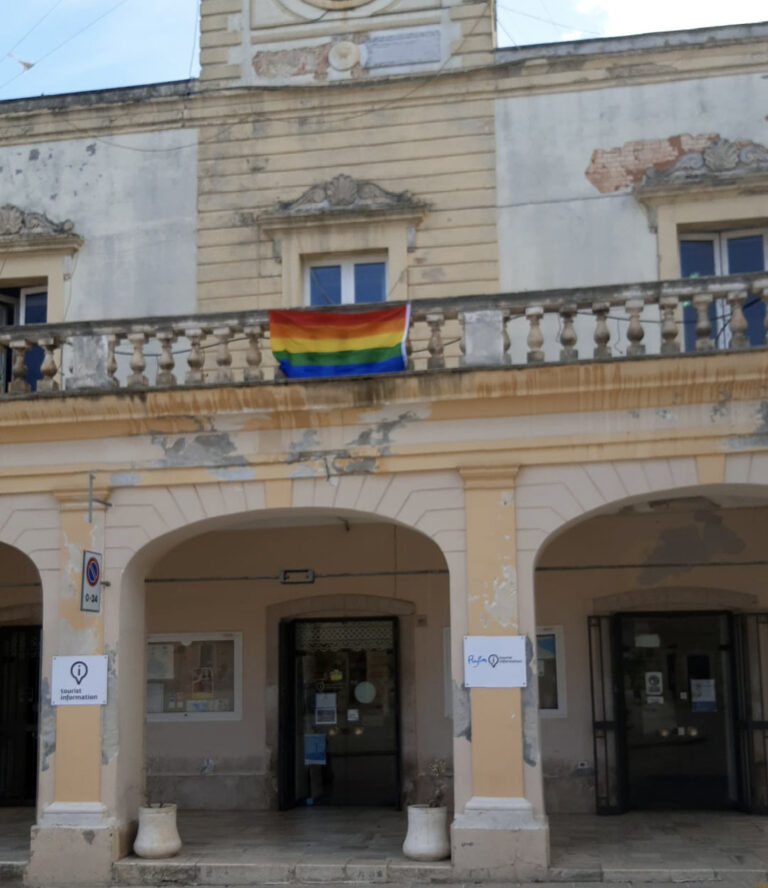 Giornata internazionale contro l’Omofobia, la bandiera Arcobaleno su palazzo dell’Orologio Giornata internazionale contro l'Omofobia, la bandiera Arcobaleno su palazzo dell'Orologio - Osservatorio Fasano