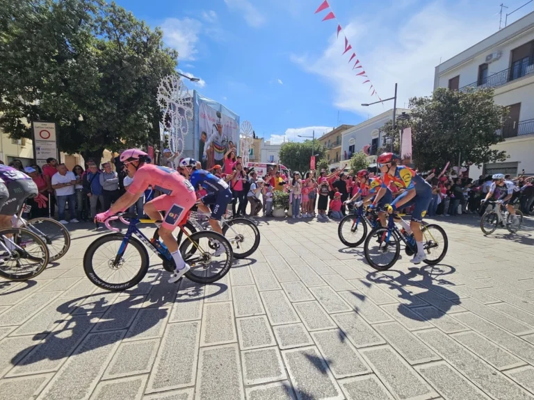 Fasano in festa per il Giro d’Italia: un omaggio commosso a Vito Di Tano illumina il passaggio della corsa rosa VIDEO - Osservatorio Fasano