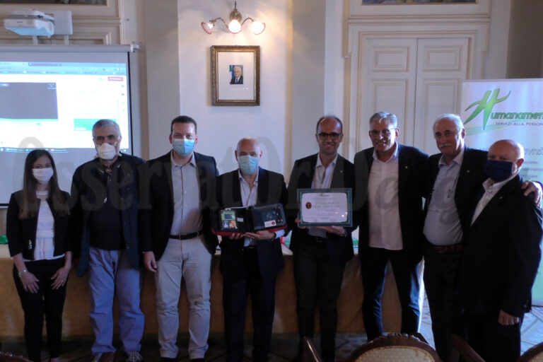 Consegnato un defibrillatore all'associazione Humanamente VIDEO - Osservatorio Fasano