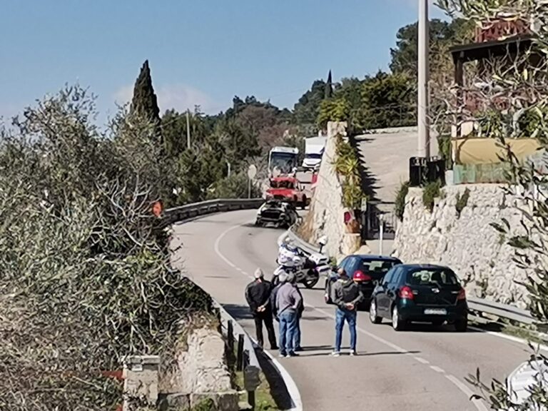 Auto in fiamme sulla SP2 Fasano - Selva - Osservatorio Fasano