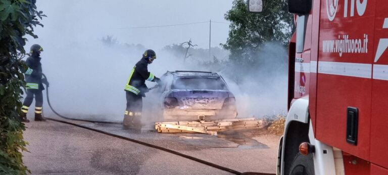 Auto in fiamme nei pressi dello svincolo di Conforama - Osservatorio Fasano