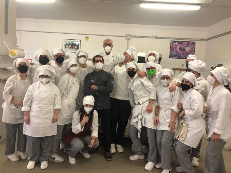 Tiziano Mita con i ragazzi del Salvemini Tiziano Mita con i ragazzi del Salvemini - Osservatorio Fasano