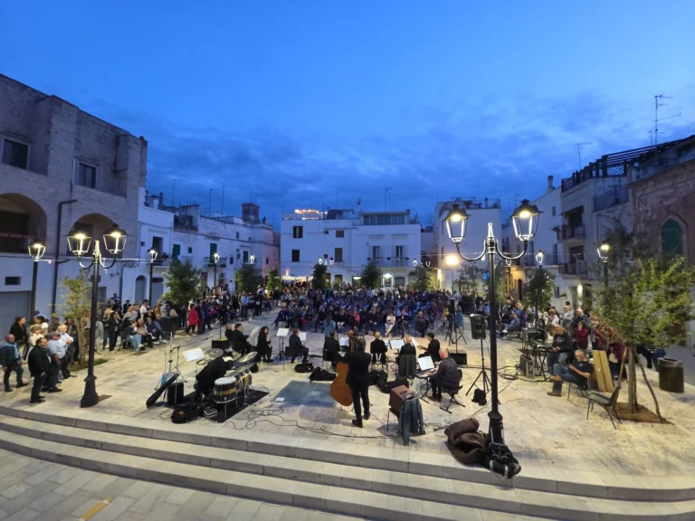 Fasano in Jazz con il concerto dell’Itria Jazz Ensemble che incanta piazza Mercato Vecchio VIDEO Fasano in Jazz con il concerto dell'Itria Jazz Ensemble che incanta piazza Mercato Vecchio VIDEO - Osservatorio Fasano