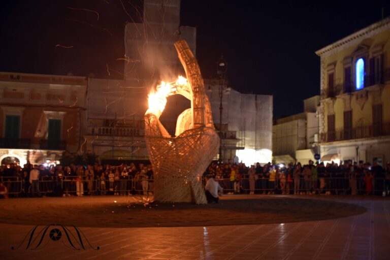 La fiamma della pace di Jordi NN illumina piazza Ciaia e chiude il Manibus Festival VIDEO - Osservatorio Fasano