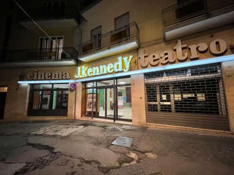 Anche il cinema JFK di Fasano fa ‘LUCE SUL TEATRO’ Anche il cinema JFK di Fasano fa 'LUCE SUL TEATRO' - Osservatorio Fasano