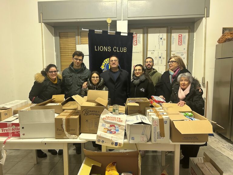 Il Lions Club Fasano e Leo Club Fasano consegnano più di 400 kg di alimenti per le Vincenziane di Fasano Il Lions Club Fasano e Leo Club Fasano consegnano più di 400 kg di alimenti per le Vincenziane di Fasano - Osservatorio Fasano
