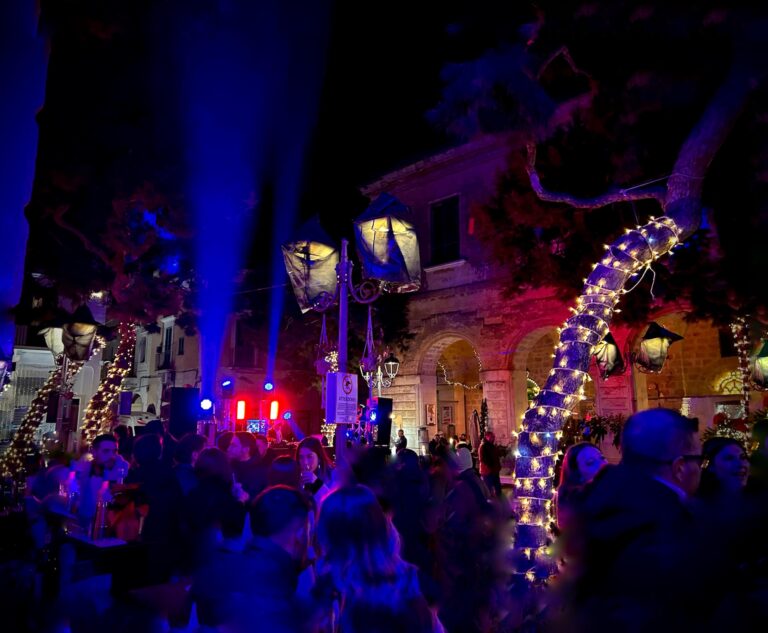 Natale a Fasano, ieri il secondo appuntamento ai Portici con i Rollover DJs Natale a Fasano, ieri il secondo appuntamento ai Portici con i Rollover DJs - Osservatorio Fasano