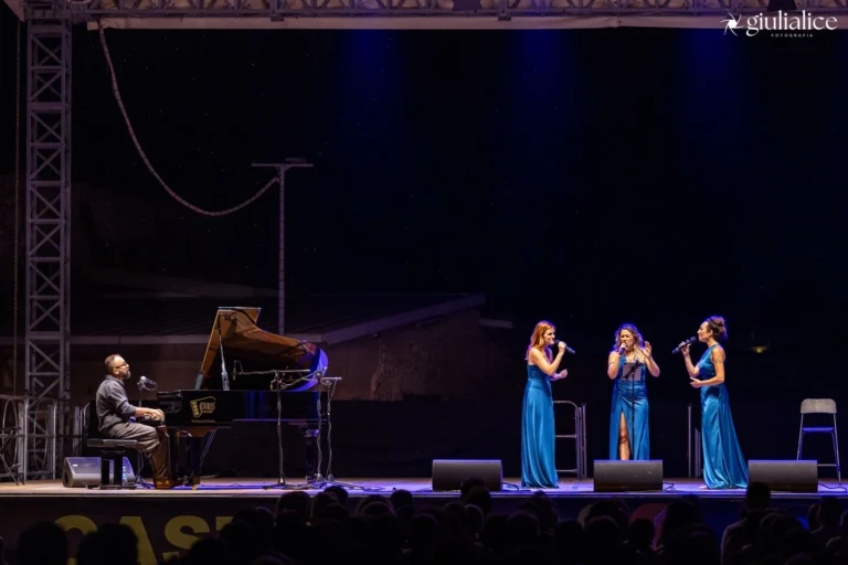 “Mash”, tre voci femminili per un omaggio al musical “Mash”, tre voci femminili per un omaggio al musical - Osservatorio Fasano