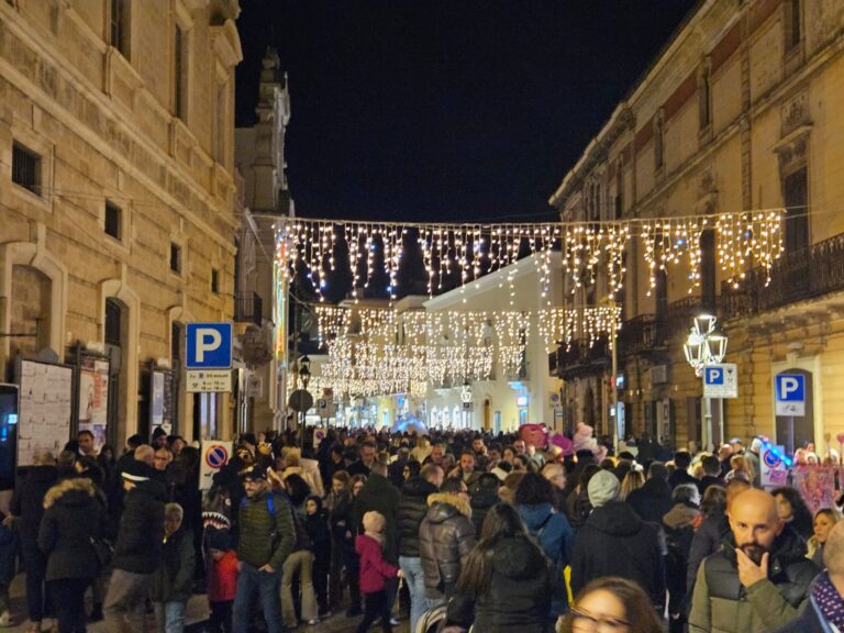 Festa dell’Immacolata a Fasano: piazza Ciaia si illumina con l’accensione dell’albero di Natale Festa dell’Immacolata a Fasano: piazza Ciaia si illumina con l’accensione dell’albero di Natale - Osservatorio Fasano