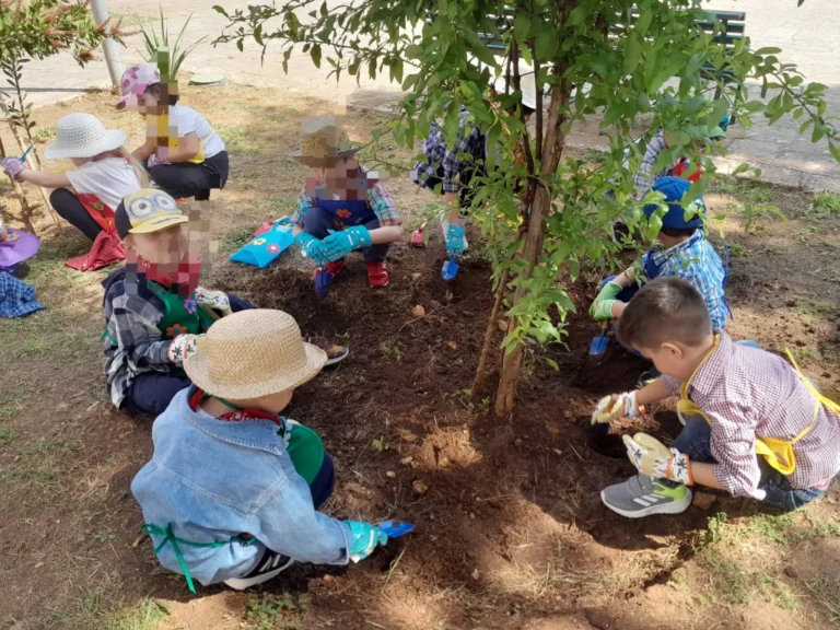 "I Giardinieri di O-Maggio": un abbraccio verde tra infanzia, comunità e natura - Osservatorio Fasano