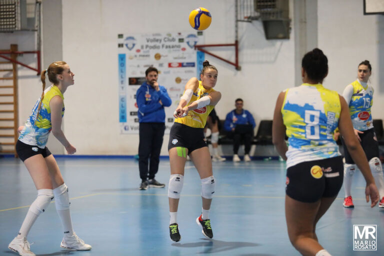 La Pantaleo Podio Volley Fasano batte il Crotone continuando la sua corsa play-off. - Osservatorio Fasano