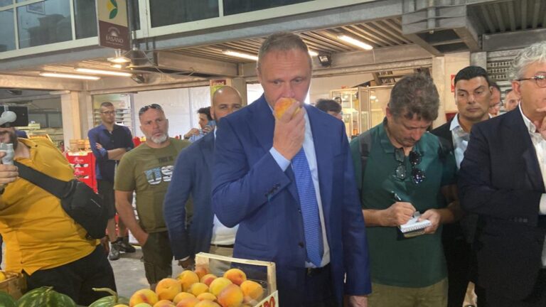 Il Ministro Lollobrigida in visita al mercato ortofrutticolo di Fasano VIDEO - Osservatorio Fasano