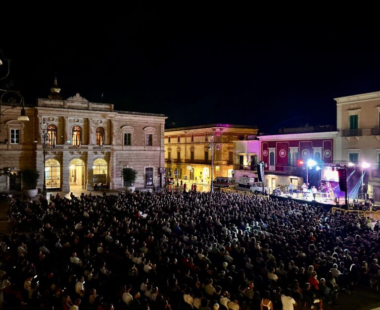 Satira, musica e comicità in piazza Ciaia con Lundini e & i VazzaNikki - Osservatorio Fasano