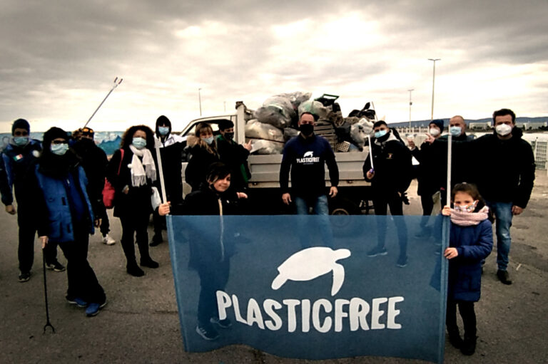 Ripulita la spiaggia di Torre Canne dai volontari Plastic Free Ripulita la spiaggia di Torre Canne dai volontari Plastic Free - Osservatorio Fasano