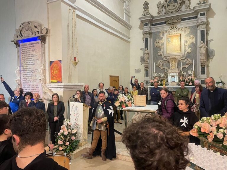 Consegnata a don Lorenzo Bellanova la Menzione speciale della città di Fasano - Osservatorio Fasano