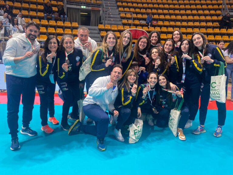 La Pantaleo Il Podio volley Fasano si gode il terzo posto conquistato alle F4 di Bologna e riprende gli allenamenti in vista del prossimo impegno interno La Pantaleo Il Podio volley Fasano si gode il terzo posto conquistato alle F4 di Bologna e riprende gli allenamenti in vista del prossimo impegno interno - Osservatorio Fasano
