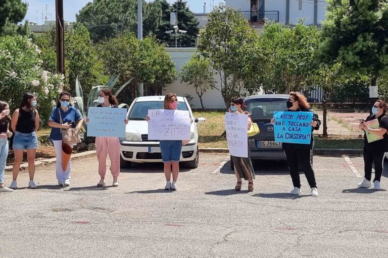 Protesta dei genitori della Bianco – Pascoli VIDEO Protesta dei genitori della Bianco - Pascoli VIDEO - Osservatorio Fasano