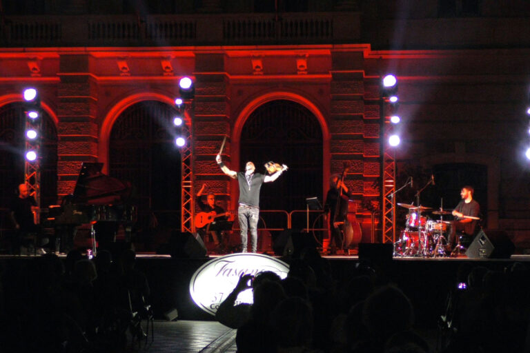 Fasanomusica: Alessandro Quarta e il suo violino infiammano piazza Ciaia VIDEO - Osservatorio Fasano
