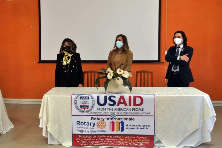 Il Rotary Club Fasano ha donato otto tablet al ‘Salvemini’ Il Rotary Club Fasano ha donato otto tablet al 'Salvemini' - Osservatorio Fasano