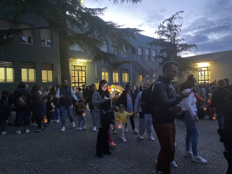 I bambini del 2° Circolo accolgono a Fasano San Martino I bambini del 2° Circolo accolgono a Fasano San Martino - Osservatorio Fasano