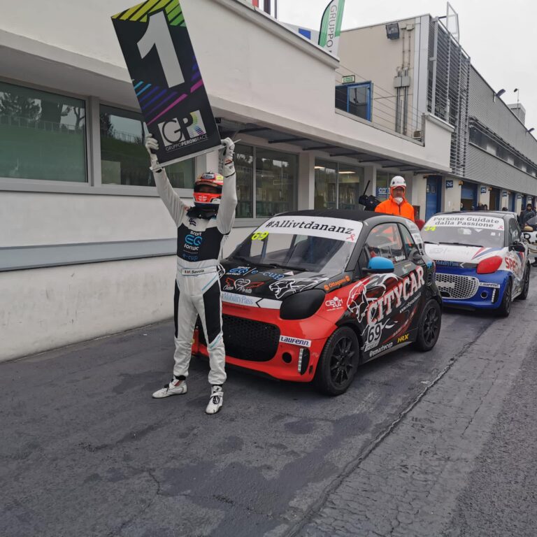 Super Ciccio Savoia vince il Campionato Smart EQ fortwo E-Cup VIDEO Super Ciccio Savoia vince il Campionato Smart EQ fortwo E-Cup VIDEO - Osservatorio Fasano