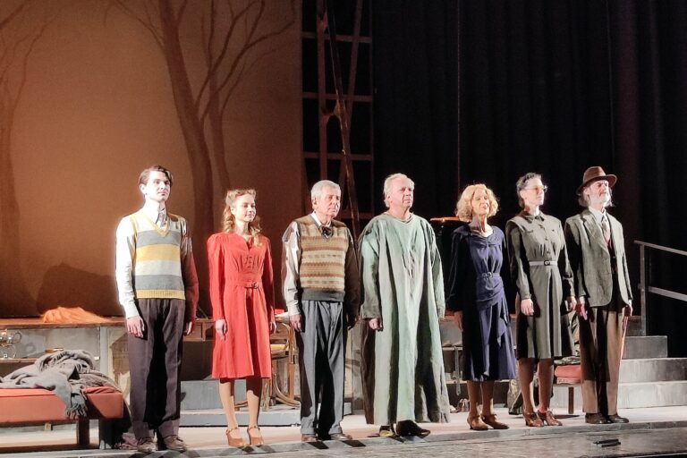 ‘Servo di scena’: l’inno al teatro di Harwood ha echeggiato al Kennedy 'Servo di scena': l'inno al teatro di Harwood ha echeggiato al Kennedy - Osservatorio Fasano
