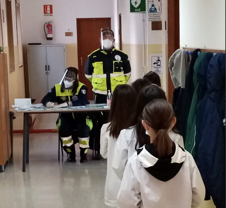Eseguiti 140 tamponi antigenici rapidi ad alunni, insegnanti e personale scolastico del plesso 'Giustino Fortunato' di Montalbano - Osservatorio Fasano
