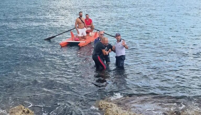 Tenta suicidio in mare a Savelletri, salvato da Carabinieri e Guardia Costiera Tenta suicidio in mare a Savelletri, salvato da Carabinieri e Guardia Costiera - Osservatorio Fasano