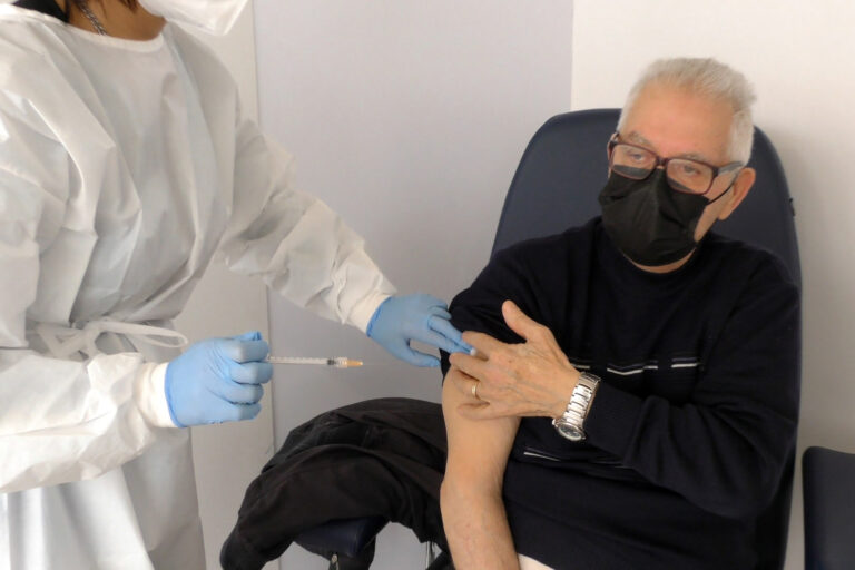 Campagna vaccinale, domani è il turno dei 78enni con e senza prenotazione. Mercoledì 77enni e 76enni Campagna vaccinale, domani è il turno dei 78enni con e senza prenotazione. Mercoledì 77enni e 76enni - Osservatorio Fasano
