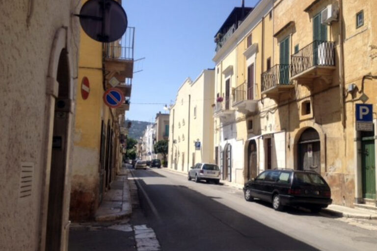 Disco orario in via Nazionale dei Trulli Disco orario in via Nazionale dei Trulli - Osservatorio Fasano