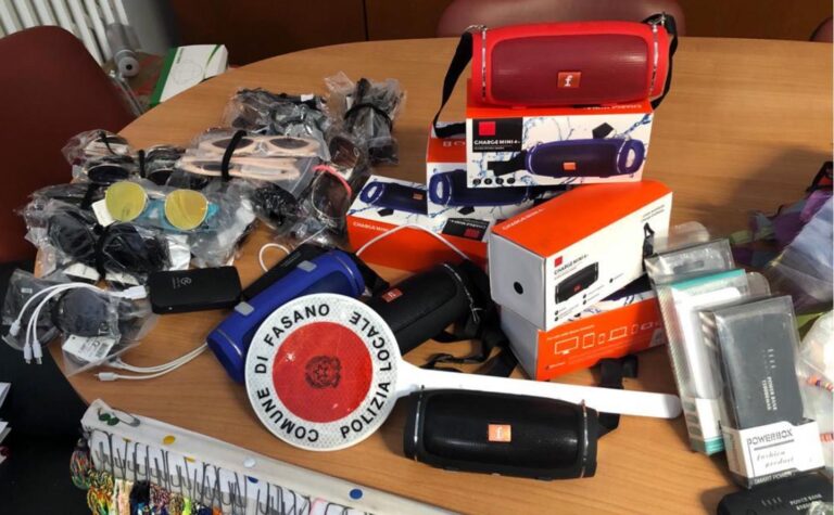 Polizia Locale: sequestrati 2400 pezzi di merce a venditori abusivi Polizia Locale: sequestrati 2400 pezzi di merce a venditori abusivi - Osservatorio Fasano