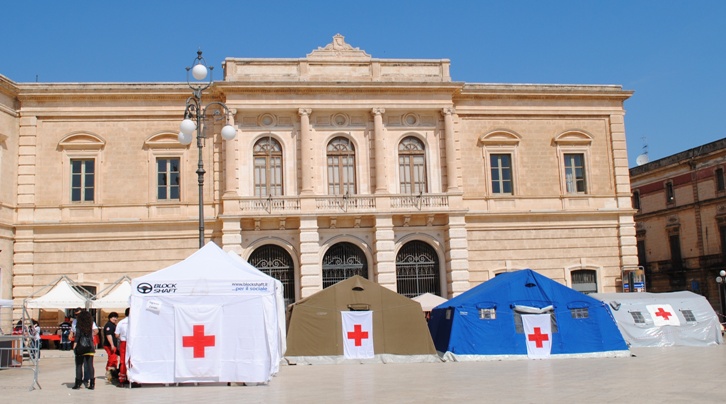 Post emergenza: la Croce Rossa si esercita in piazza Ciaia a Fasano Post emergenza: la Croce Rossa si esercita in piazza Ciaia a Fasano - Osservatorio Fasano