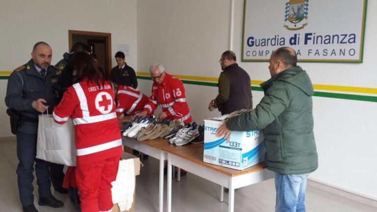 La Guardia di Finanza di Fasano dona indumenti sequestrati alla locale Croce Rossa La Guardia di Finanza di Fasano dona indumenti sequestrati alla locale Croce Rossa - Osservatorio Fasano
