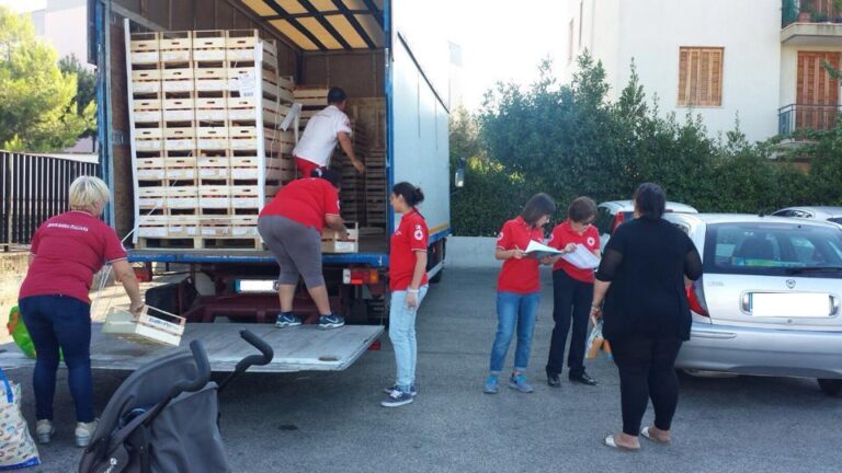 La Croce Rossa di Fasano distribuisce viveri - Osservatorio Fasano