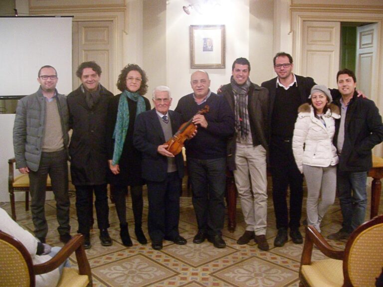Cerimonia di donazione di un violino realizzato dall'artigiano fasanese Francesco Cavallo alla città - Osservatorio Fasano