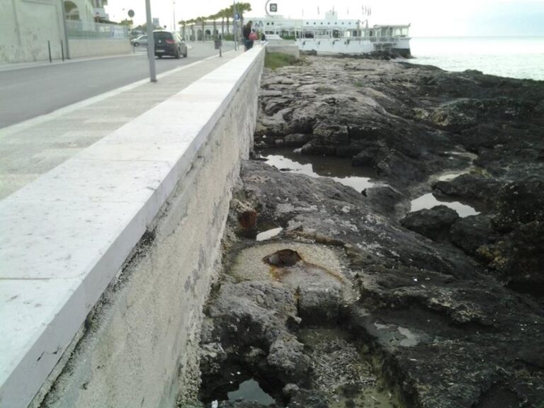 A Torre Canne spuntano buchi e lamiere pericolose - Osservatorio Fasano