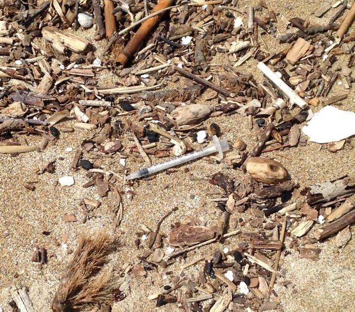 Siringhe sulla spiaggia di Torre Canne: i cittadini chiedono più pulizia Siringhe sulla spiaggia di Torre Canne: i cittadini chiedono più pulizia - Osservatorio Fasano