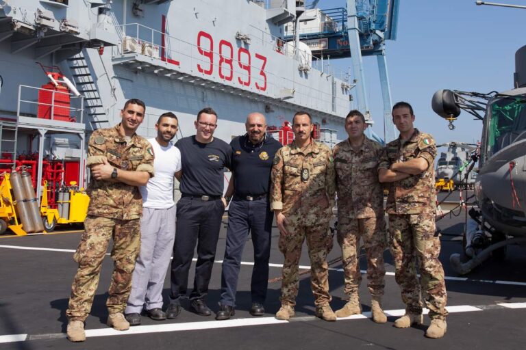 I particolari auguri di Natale di sette militari fasanesi impegnati nell’operazione ‘Ocean Shield’ I particolari auguri di Natale di sette militari fasanesi impegnati nell'operazione 'Ocean Shield' - Osservatorio Fasano