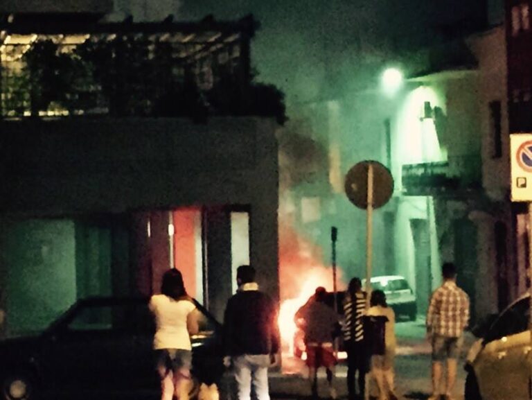 Auto a fuoco nel centro di Fasano: a spegnere le fiamme alcuni cittadini - Osservatorio Fasano