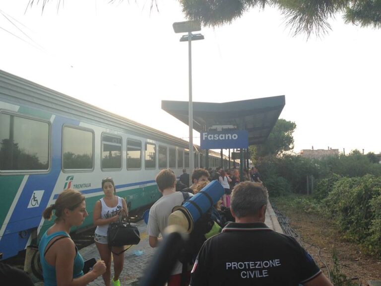 Fulmine colpisce treno in territorio fasanese: odissea per 160 passeggeri - Osservatorio Fasano