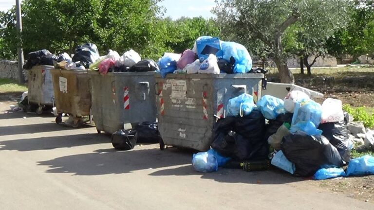 Scompaiono i bidoni a Selva di Fasano: chilometri per depositare la spazzatura Scompaiono i bidoni a Selva di Fasano: chilometri per depositare la spazzatura - Osservatorio Fasano