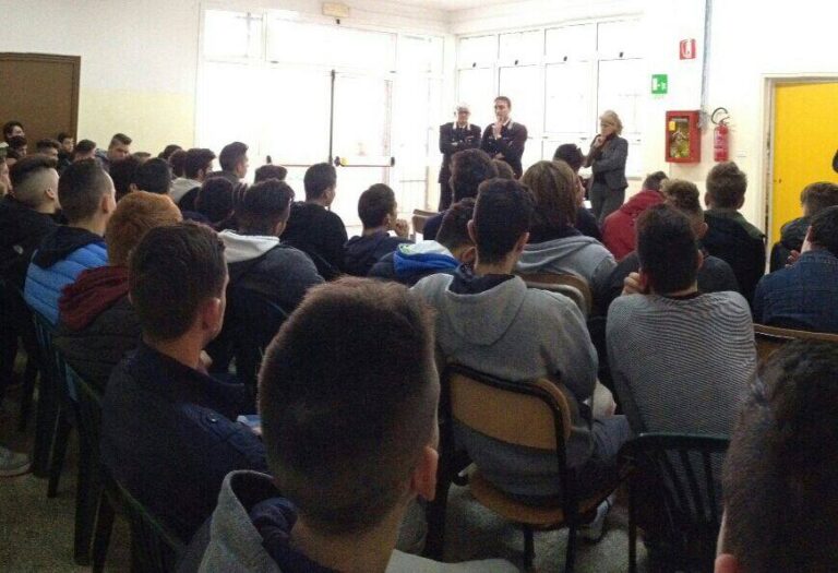 Educazione alla legalità: studenti dell’Ipsia ‘Ferraris’ di Fasano incontrano l’Arma Educazione alla legalità: studenti dell'Ipsia 'Ferraris' di Fasano incontrano l'Arma - Osservatorio Fasano