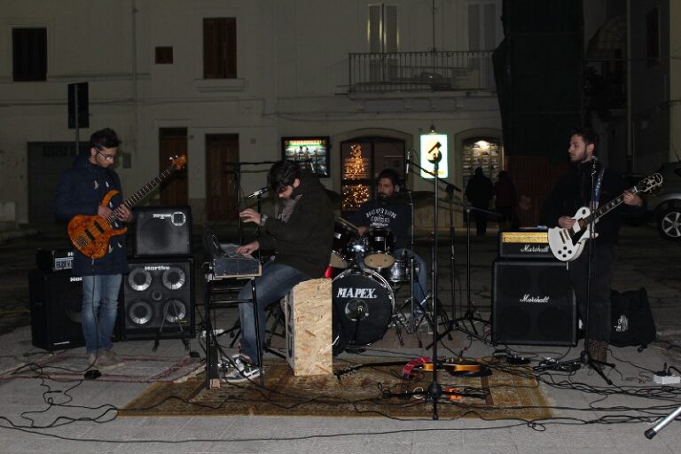 Giovani fasanesi in concerto in piazza Mercato vecchio - Osservatorio Fasano