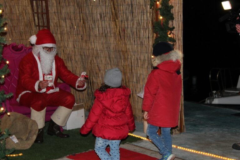Una folla di bambini a Torre Canne accoglie Babbo Natale che arriva dal mare Una folla di bambini a Torre Canne accoglie Babbo Natale che arriva dal mare - Osservatorio Fasano