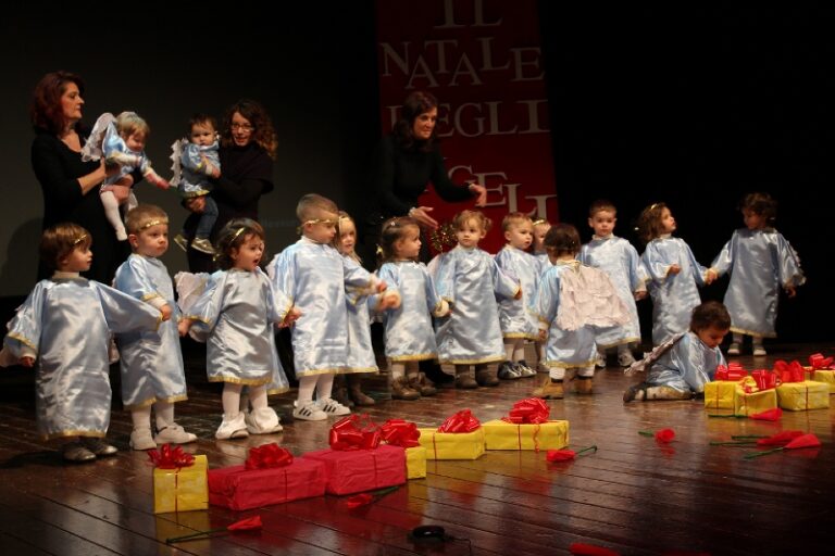 Al Teatro Sociale si esibiscono gli ‘angioletti’ di Pezze di Greco Al Teatro Sociale si esibiscono gli 'angioletti' di Pezze di Greco - Osservatorio Fasano